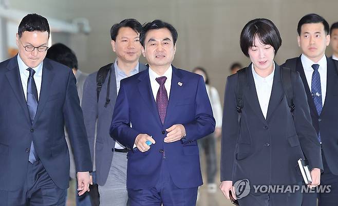출국하는 안규백 국방부 장관 (영종도=연합뉴스) 이진욱 기자 = 미국을 방문하는 안규백 국방부 장관이 10일 인천국제공항 제2터미널 출국장으로 이동하고 있다. 2026.5.10 cityboy@yna.co.kr