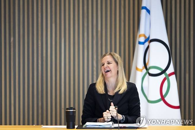IOC 집행위원회를 앞두고 발언하는 커스티 코번트리 IOC 위원장 [AP=연합뉴스]