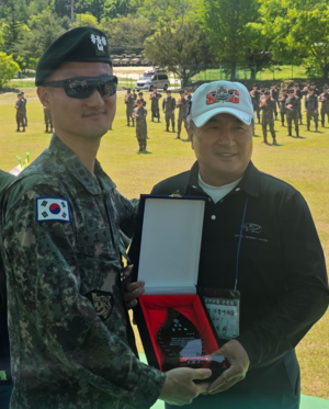 육군 5군단 특공연대장이 ‘승진표범 드론훈련센터’ 개소식 후 이석희(경인일보 파주지사장) 회원에게 감사패를 전달하고 있다. 2026.5.9 /승진표범부대 제공