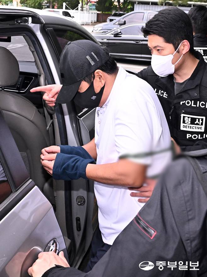 11일 오전 수원시 영통구 수원영통경찰서에서 박왕열의 마약공급책으로 알려진 '청담' 최모씨가 구속상태로 수원지방검찰청에 송치되고 있다. 김경민기자