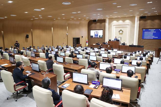 지난달 8일 수원시 영통구 수원특례시의회에서 제400회 임시회 제2차 본회의가 열리고 있다. 사진=수원시의회