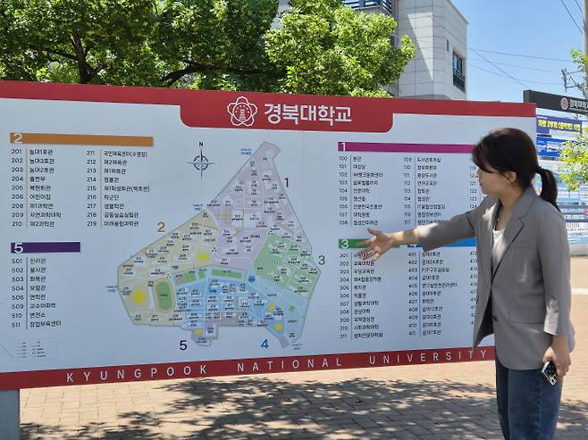 1980년 5월 14일 경북대학교 학생 5천여명은 '유신잔당 퇴진','비상계엄 해제' 등의 구호를 외치며 교내에서 시위를 벌였다. 사진은 지난 5일 대구 경북대학교를 찾은 남도일보 취재진이 당시 학생들의 격렬한 시위가 이어졌던 일청담 호수 위치를 가리키고 있는 모습. /김다란 기자 kdr@namdonews.com