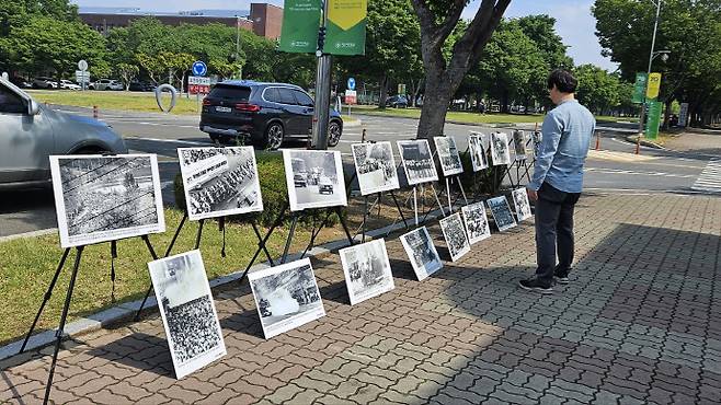 경상북도 경산시 진량읍 대구대학교 캠퍼스 안에서 열린 '5.18 거리 사진전'. /5 ·18민주화운동부상자회경상강원지부 제공