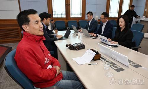 ◇국민의힘 김진태 강원도지사 후보가 11일 강원자치도청 브리핑룸에서 기자간담회를 열고 반값 공약과 더불어 정책선거 제안 등에 대해 설명하고 있다. 박승선기자