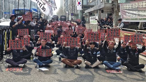 민주노총 공공운수노조 화물연대본부가 3월 27일 CU화물노동자 결의대회를 하는 모습. /화물연대