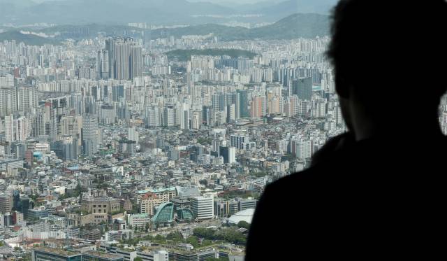 8일 서울 남산에서 바라본 도심 곳곳에 아파트가 빼곡하다. 연합뉴스