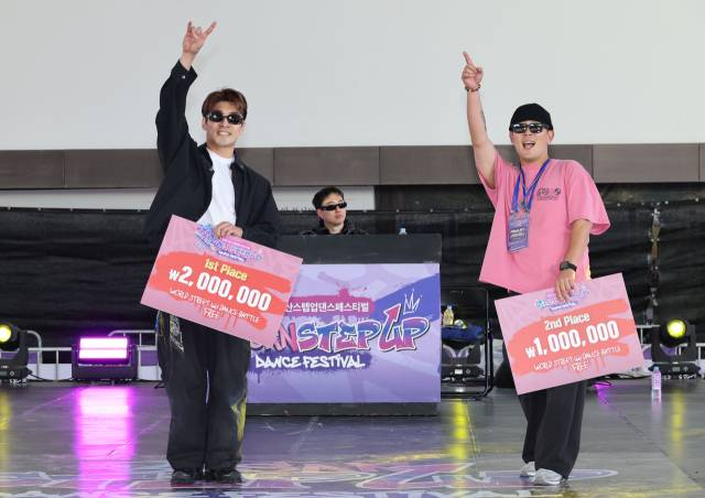 2026 부산스텝업댄스페스티벌이 10일 부산 해운대구 영화의전당에서 성대한 막을 내렸다. 이날 ‘월드 스트리트 1:1 댄스 배틀’(프리스타일) 부문에서 우승을 차지한 매드맨(왼쪽)과 2위 엉클이 기뻐하고 있다. 정종회 기자 jjh@