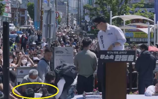기자가 넘어진 방향을 바라보는 한동훈 무소속 후보의 모습. 한동훈 유튜브 갈무리.