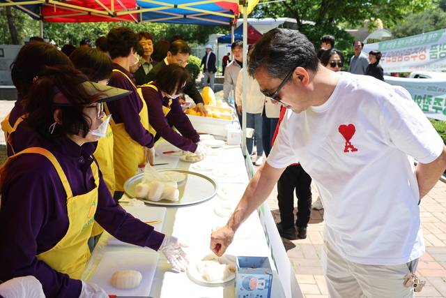 지난9일 중부내륙고속도로 남성주휴게소 상행선에서 열린 '2026 명품 성주용암참외 무료 시식회' 에 전국의 관광객들이 '성주 용암참외'를 맛보고 있다. 이홍섭 기자