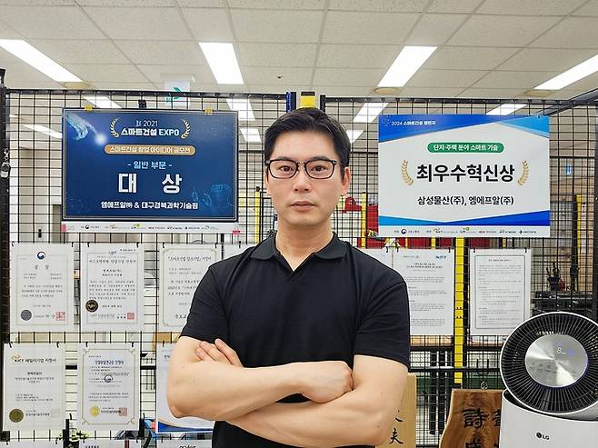 이승열 엠에프알<주> 대표가 대구 달성군 엠에프알 사무실에서 포즈를 취하고 있다. 이승엽기자