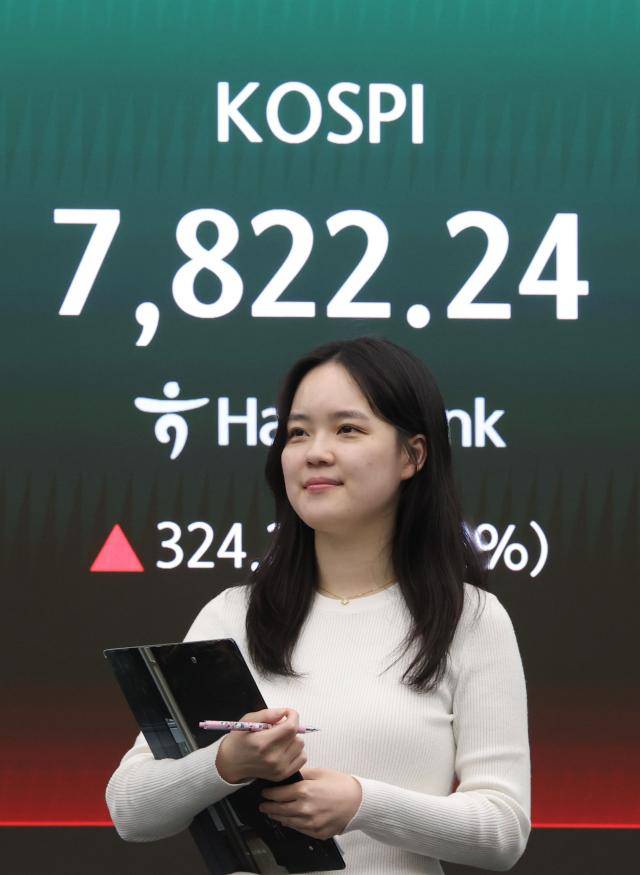 11일 코스피는 전장 대비 324.24포인트(4.32%) 오른 7,822.24로, 코스닥 지수는 0.38포인트(0.03%) 내린 1,207.34로 마감했다. [사진=연합뉴스]