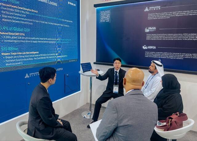 ‘아디펙(ADIPEC) 2025‘에서 UAE 국영 석유회사인 애드녹(ADNOC) 관계자에게 트레드링스 서비스를 소개하고 있다. 트레드링스 제공