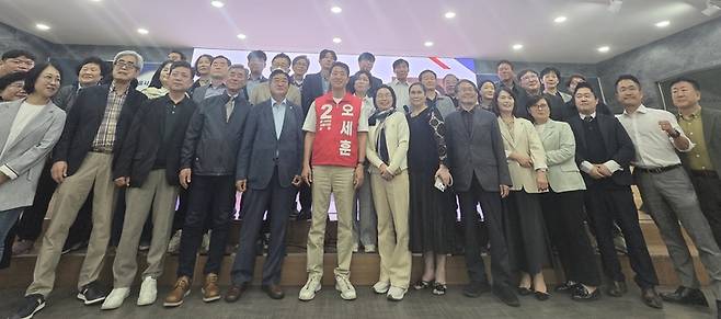 ▲오세훈 국민의힘 서울시장 후보가 11일 오후 서울 종로구 관철동 교원챌린지홀에서 열린 '서울시 도시·주택 정책 간담회'에서 재건축·재개발·리모델링·모아타운·지역주택조합 관계자들과 기념촬영을 하고 있다. 이날 간담회에는 정비사업 추진위원회 및 조합 대표자 등 300여명이 참석해 재초환, 이주비 대출, 리모델링 지원 등 현안을 논의했다. 사진=장혜원 기자