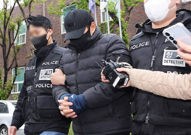 '마약왕'으로 불리는 박왕열에게 필로폰 등 마약류를 공급한 혐의를 받는 최모(51) 씨가 지난 3일 구속 전 피의자 심문(영장실질심사)에 출석하기 위해 경기도 수원시 장안구 경기남부경찰청 마약·국제범죄수사대에서 나오고 있다.(사진= 연합뉴스)