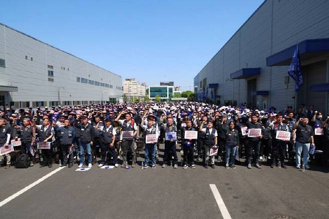 민주노총 금속노조가 6일 오후 김천시 응명동 김천현대모비스에서 ‘램프사업부 일방적 매각 반대! 공동투쟁 승리 결의대회’를 열고있다. (사진=금속노조)
