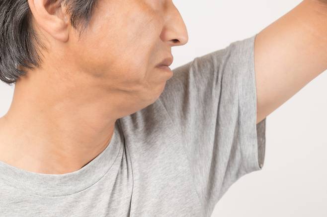 나이가 들면서 체취가 달라기저나 강해지는 것은 흔한 현상이다. 강한 체취를 줄이려면 생활 습관에서 개선이 필요하다. 사진=게티이미지뱅크