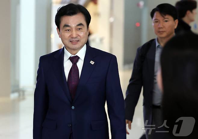 안규백 국방부 장관이 10일(한국시간) 오전 피트 헤그세스 미국 국방부(전쟁부) 장관과 회담을 위해 인천국제공항 제2터미널에서 워싱턴D.C로 출국하고 있다.  2026.5.10 ⓒ 뉴스1 김진환 기자