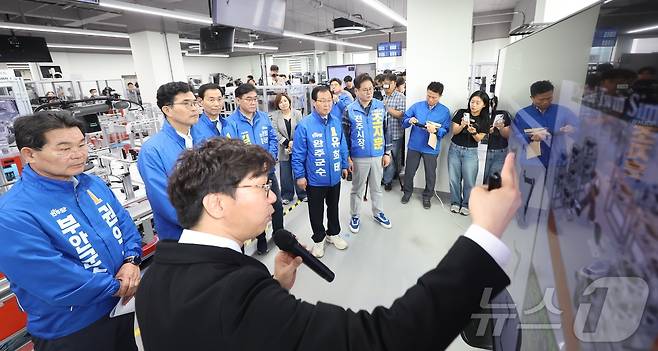 이원택 더불어민주당 전북도지사 예비후보를 비롯한 전북지역 피지컬AI 관련 기초단체장 예비후보들이 11일 전북 전주시 전북대학교 피지컬AI실증랩에서 '피지컬AI 대도약' 관련 합동 기자회견에 앞서 현장을 살펴보고 있다. 2026.5.11 ⓒ 뉴스1 유경석 기자