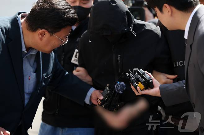광주 도심에서 일면식 없는 여고생을 살해한 장 모 씨(24)가 7일 구속 전 피의자 심문(영장실질심사)를 받기 위해 광주지방법원에 들어서고 있다. 2026.5.7 ⓒ 뉴스1 이승현 기자