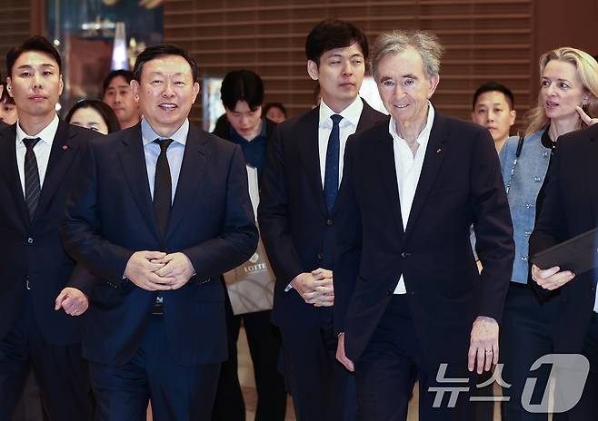 베르나르 아르노 루이비통모에헤네시(LVMH) 회장과 신동빈 롯데그룹 회장이 11일 오후 서울 송파구 루이비통 롯데백화점에비뉴엘월드타워점을 방문, 매장을 둘러보기 위해 이동하고 있다. 오른쪽은 아르노 회장의 장녀인 델핀 아르노 크리스챤 디올 최고경영자(CEO), 가운데는 신유열 롯데지주 미래성장실장 부사장, 왼쪽은 정현석 롯데백화점 대표. 2026.5.11 ⓒ 뉴스1 김민지 기자