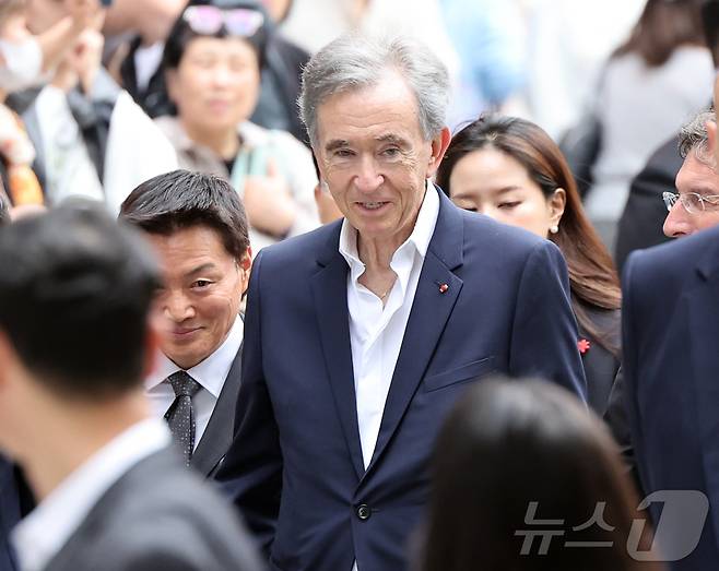 베르나르 아르노 루이비통모에헤네시(LVMH) 회장이 11일 서울 중구 소공동 신세계백화점 본점 ‘더 리저브’를 방문하고 있다. 2026.5.11 ⓒ 뉴스1 김진환 기자