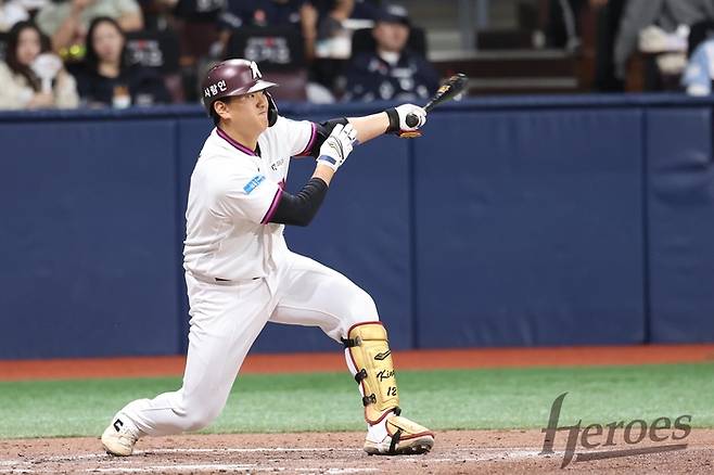 키움 김건희가 1일 서울 고척스카이돔에서 열린 2026 KBO리그 두사전에서 타격하고 있다. 사진 | 키움 히어로즈