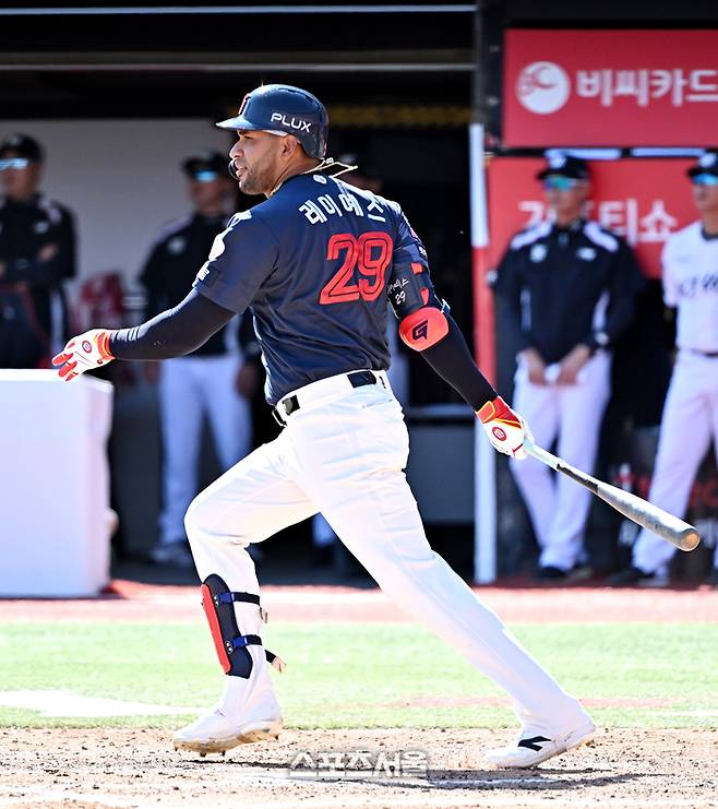 롯데 레이예스가 5일 수원 KT위즈파크에서 열린 2026 KBO리그 KT전 6회초 2사 2·3루 상황에서 KT 선발 소형준을 상대로 안타를 2타점 적시타를 치고 있다. 수원 | 박진업 기자 upandup@sportsseoul.com