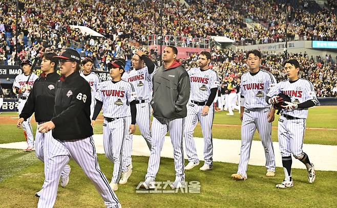 LG 선수들이 31일 잠실구장에서 열린 2026 KBO리그 KIA와의 경기에서 2-7로 패하며 개막 3연패를 당한 뒤 팬들에게 인사를 하고 더그아웃으로 들어가고 있다. 잠실 | 박진업 기자 upandup@sportsseoul.com