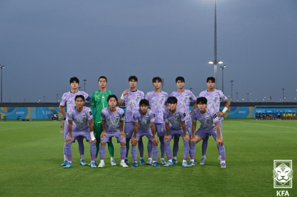 한국 17세 이하(U-17) 축구대표팀이 경기 종료 직전 무서운 집중력을 발휘하며 베트남을 상대로 짜릿한 역전승을 거뒀다. (베트남과의 경기에 선발 출전한 남자 U-17 대표팀 11명의 모습). /사진=KFA