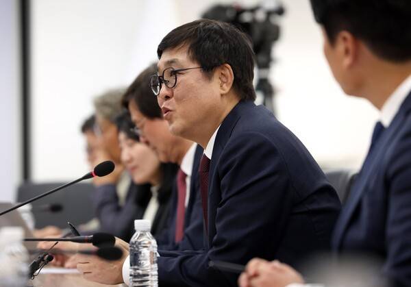 11일 오후 최휘영 문화체육관광부 장관이 국립현대미술관 서울관에서 열린 프로축구 성장위원회(이하 성장위) 전체 회의에 참석해 K리그의 지속 가능한 성장을 위한 분과별 핵심 과제와 정책 방향을 청취하고 의견을 나눴다. /사진=뉴시스