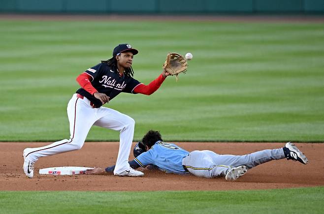 WASHINGTON, DC - MAY 01: David Hamilton #6 of the Milwaukee Brewers steals second base in the third inning ahead of the throw to CJ Abrams #5 of the Washington Nationals at Nationals Park on May 01, 2026 in Washington, DC.   Greg Fiume/Getty Images/AFP (Photo by Greg Fiume / GETTY IMAGES NORTH AMERICA / Getty Images via AFP)







<저작권자(c) 연합뉴스, 무단 전재-재배포, AI 학습 및 활용 금지>