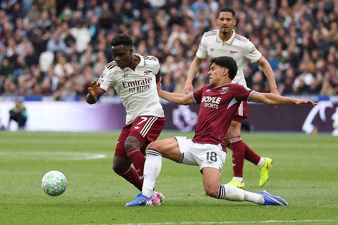 West Ham's Mateus Fernandes tackles Arsenal's Bukayo Saka during the Premier League soccer match between West Ham and Arsenal in London, Sunday, May 10, 2026. (AP Photo/Ian Walton)







<저작권자(c) 연합뉴스, 무단 전재-재배포, AI 학습 및 활용 금지>
