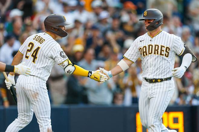 May 9, 2026; San Diego, California, USA; San Diego Padres first baseman Ty France (25) celebrates with second baseman Sung-Mun Song (24) after hitting a one run home run during the fifth inning against the St. Louis Cardinals at Petco Park. Mandatory Credit: David Frerker-Imagn Images







<저작권자(c) 연합뉴스, 무단 전재-재배포, AI 학습 및 활용 금지>