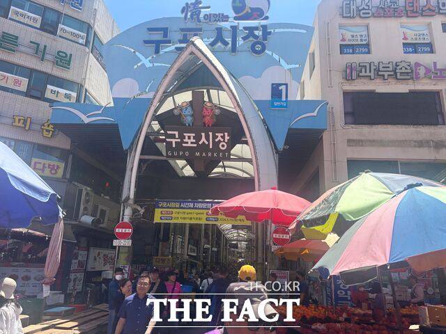 6·3 전국동시지방선거와 함께 치러지는 부산 북구갑 국회의원 보궐선거가 하정우 더불어민주당·박민식 국민의힘·한동훈 무소속 후보로 전국적 주목도가 높아지면서 민심이 요동치고 있다. 10일 오후 부산 북구 덕천동 구포시장에 시민들이 오가고 있는 모습. /부산=김시형 기자
