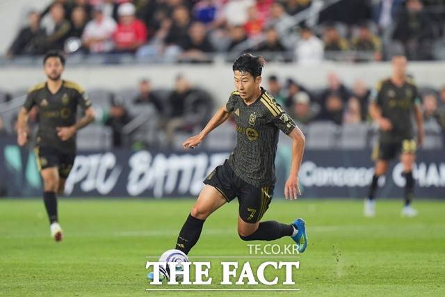 LAFC의 손흥민이 최근 2경기에서 풀타임 출전하고도 슈팅 2개에 그친 것은 마크 도스 산토스 감독의 전술 문제 때문이란 지적이 제기되고 있다./LA=AP.뉴시스
