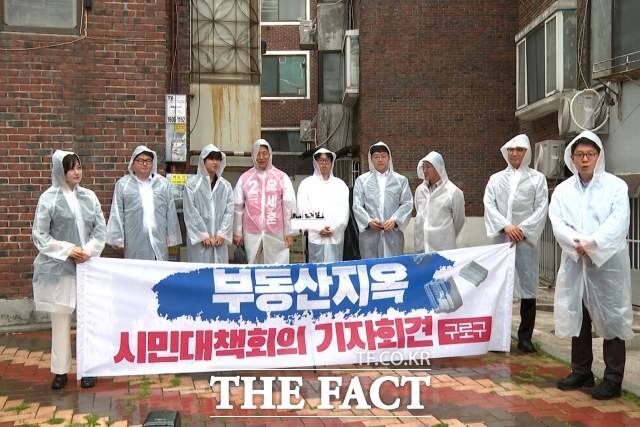 오세훈 국민의힘 서울시장 후보가 11일 오후 서울 구로구 주택가 단지 일대에서 열린 부동산지옥 시민대책회의 기자회견에 참여했다. /구로구=김기범 기자