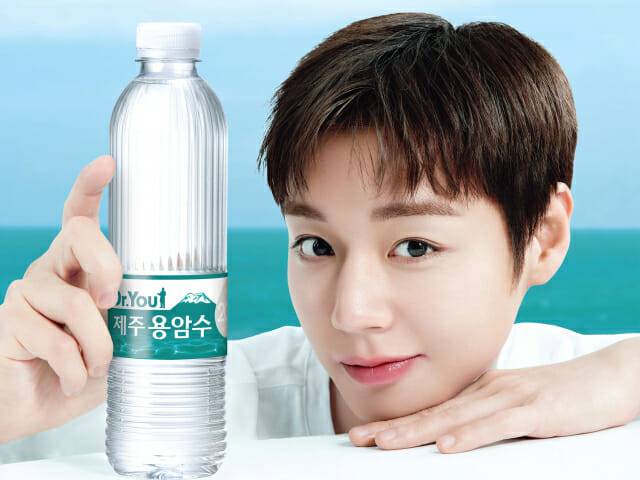 제주용암수 광고모델로 발탁된 배우 박지훈.(사진=오리온)