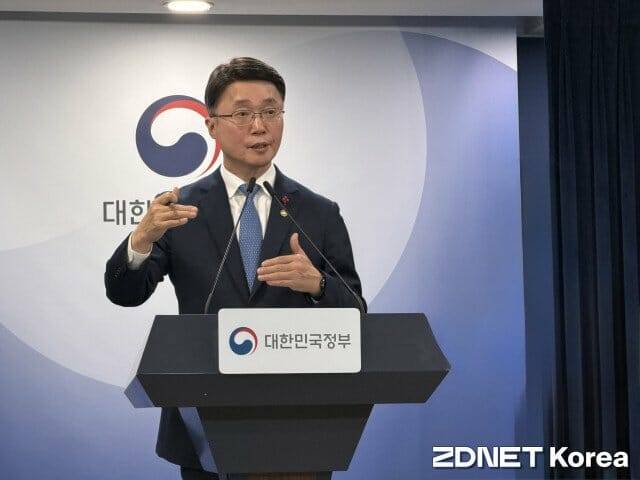 류제명 과기정통부 차관이 지난 1월 독자 AI 파운데이션 모델 1차 평가 결과를 발표하고 있다. (사진=지디넷코리아 DB)