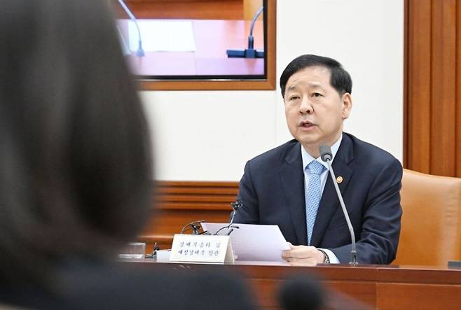 구윤철 경제부총리 겸 재정경제부 장관이 8일 비상경제본부회의 겸 경제관계장관회의 겸 부동산관계장관회의를 진행하고 있다. 재정경제부