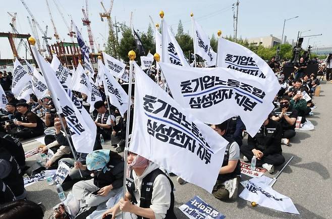 23일 경기도 평택시 삼성전자 평택캠퍼스 앞에서 열린 삼성전자 노동조합 공동투쟁본부의 '투명하게 바꾸고, 상한폐지 실현하자-4/23 투쟁 결의대회'에서 조합원들이 구호를 외치고 있다. 연합뉴스