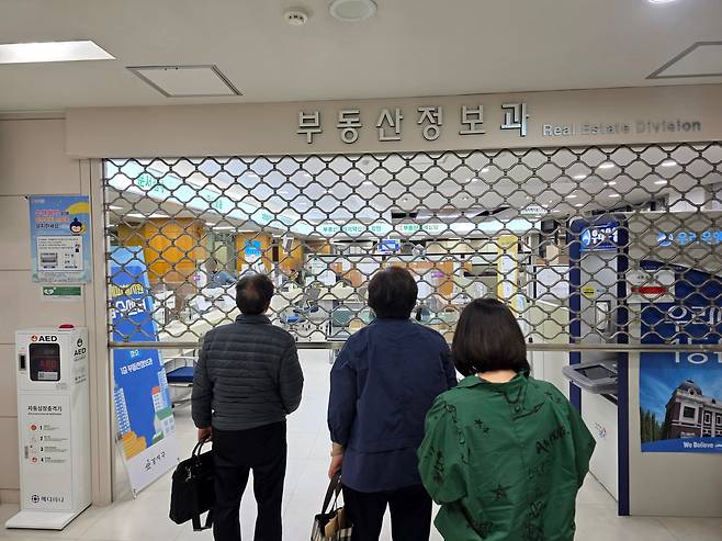 9일 토요일 오전 9시쯤 서울 강서구청 부동산정보과 앞에 민원인들이 줄을 서 있는 모습. 양도세 중과 유예를 적용받을 수 있는 마지막날인 이날 토지거래허가 신청을 하기 위한 민원인들이 오전 일찍부터 구청을 찾았다. /이정구 기자