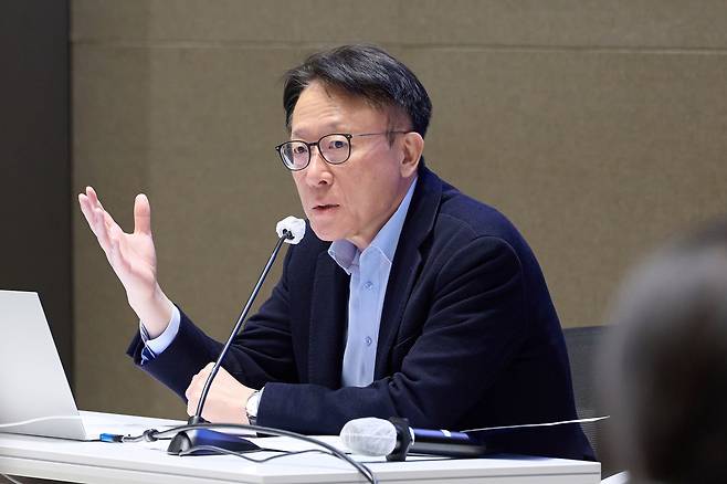 신성환 한국은행 금융통화위원이 임기 종료를 하루 앞둔 11일 기자 간담회에서 발언하고 있다. /한국은행