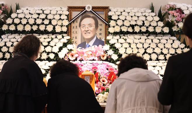 11일 서울 서대문구 세브란스병원 장례식장에 마련된 고(故) 이선재 일성여자중고등학교 교장 빈소에서 졸업생들이 고인을 추모하고 있다./연합뉴스