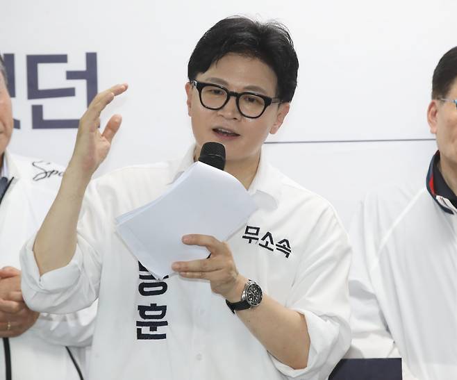 부산 북구갑 국회의원 보궐선거에 출마한 한동훈 무소속 후보가 10일 오후 부산 북구에서 열린 선거사무소 개소식에서 참석자를 소개하고 있다. 2026.5.10 ⓒ 뉴스1