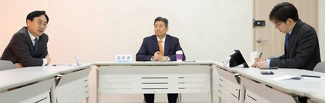화정평화재단은 5월 7일 동아닷컴 대회의실에서 ‘미-이란 전쟁 종전과 미중 정상회담’ 을 주제로 연구위원 간담회를 가졌다. 신범철 세종연구소 수석연구위원, 김한권 국립외교원 교수, 김인한 이화여대 정치외교학과 교수(왼쪽부터)가 토론하고 있다. 변영욱 기자 cut@donga.com