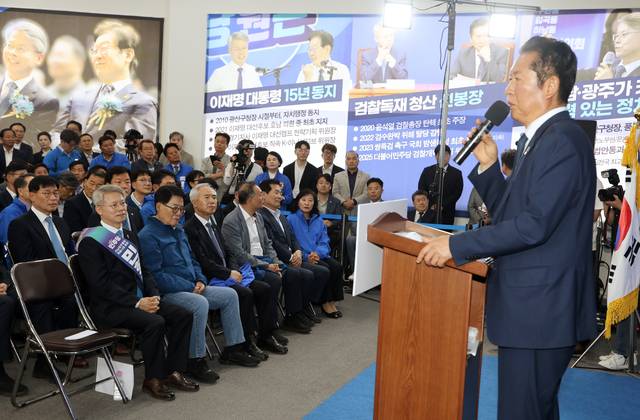 정청래 더불어민주당 총괄선거대책위원장이 10일 오후 광주 서구 민형배 전남광주통합특별시장 후보 선거사무소 개소식에서 발언하고 있다. [연합뉴스]