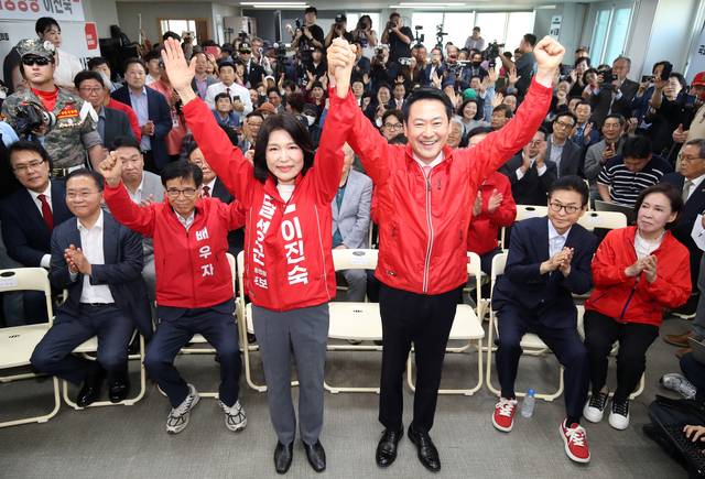 장동혁 국민의힘 대표와 이진숙 달성군 국회의원 보궐선거 예비후보가 10일 대구 달성군 이 예비후보 선거사무소 개소식에서 손잡고 박수에 호응하고 있다. 연합뉴스