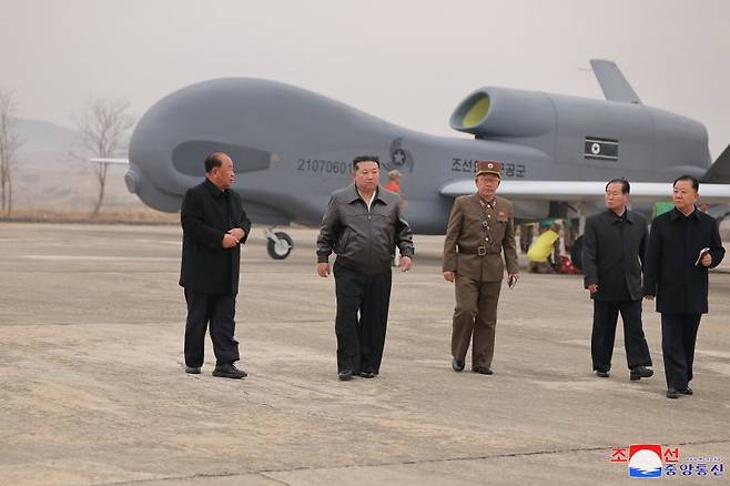 북한 김정은이 지난해 3월 25~26일 새로 개발·생산하고 있는 무인항공기술연합체와 탐지전자전연구집단의 국방과학연구사업을 지도했다고 조선중앙통신이 보도했다. 조선중앙통신 캡처