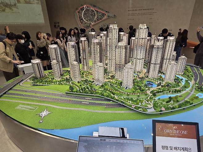 11일 서울 강남구 압구정3구역 재건축 홍보관에 전시된 현대건설의 단지 모형도 앞으로 취재진이 둘러보고 있다. 사진=장인서 기자