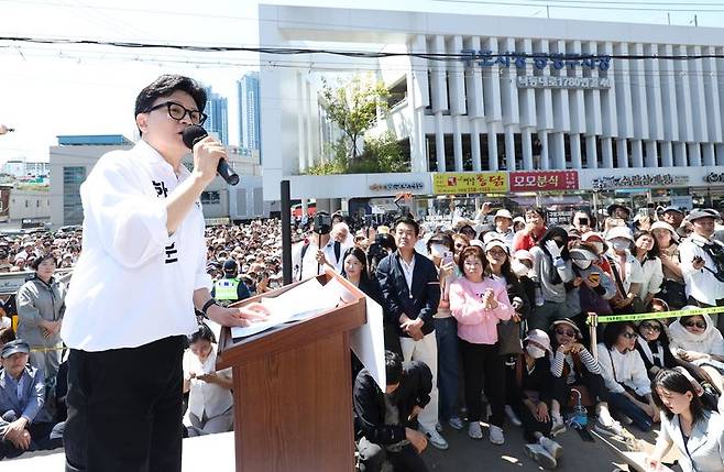 한동훈 무소속 6·3 국회의원 보궐선거 부산 북구갑 후보가 9일 부산 북구 구포시장 인근 쌈지공원에서 공식 출마 기자회견을 하고 있다. /사진=뉴시스